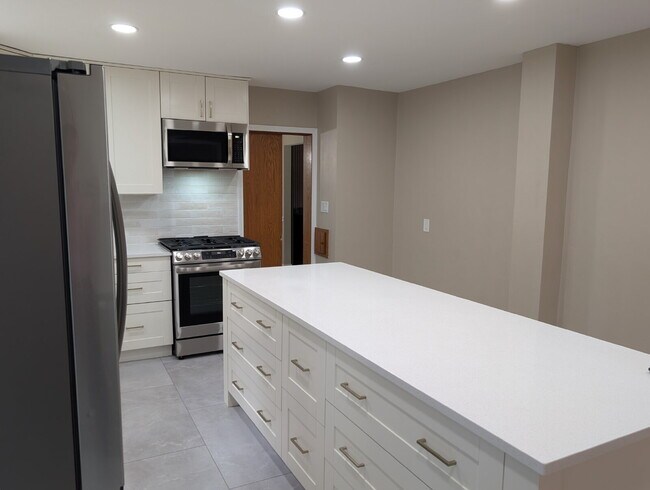Building Photo - Spacious 4 bedroom 3 bathroom family home in Neenah