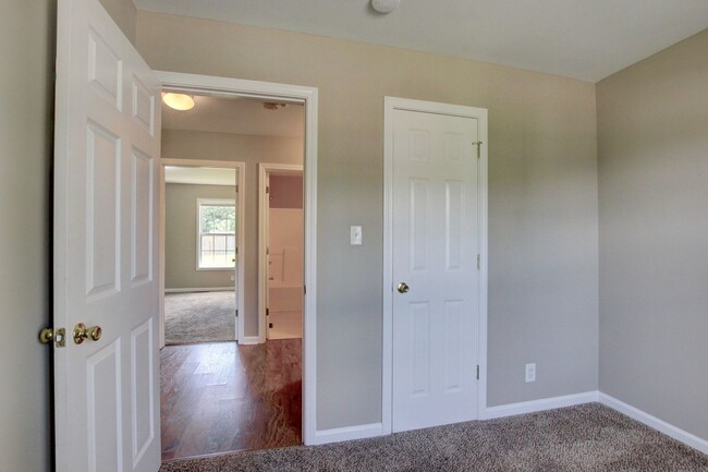 Building Photo - Hurry.  3 bed 2 bath 1 car under $1400