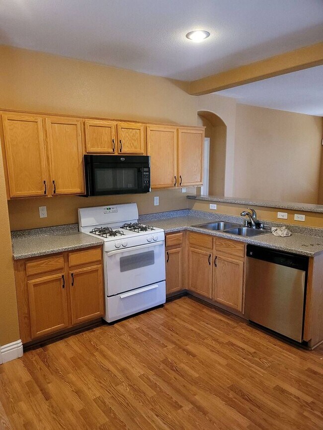 Building Photo - Amazing Home 3 Bedroom Available!