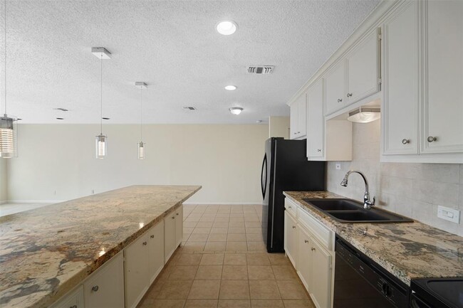 Building Photo - 8416 Seawall Blvd