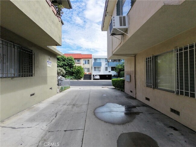 Building Photo - 919 N Orange Grove Ave