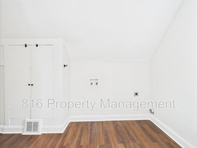 Building Photo - 633 S Fuller Ave