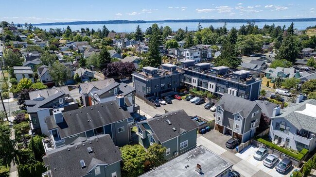 Building Photo - Charming AIR CONDITIONED Alki Townhome