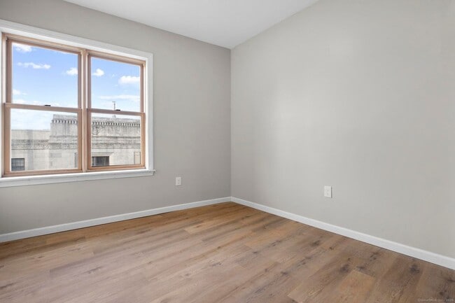 Building Photo - 140 Grand St
