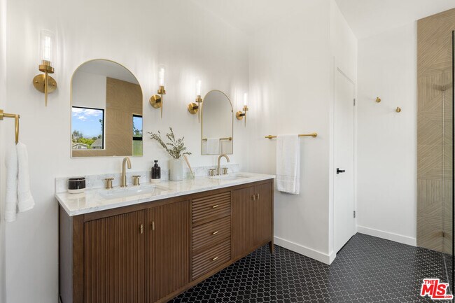 Building Photo - 8506 Oak Ct