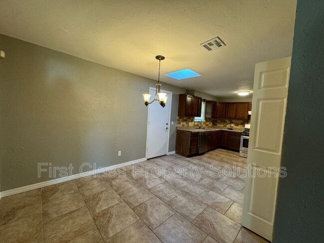 Building Photo - 3524 Hillside Dr