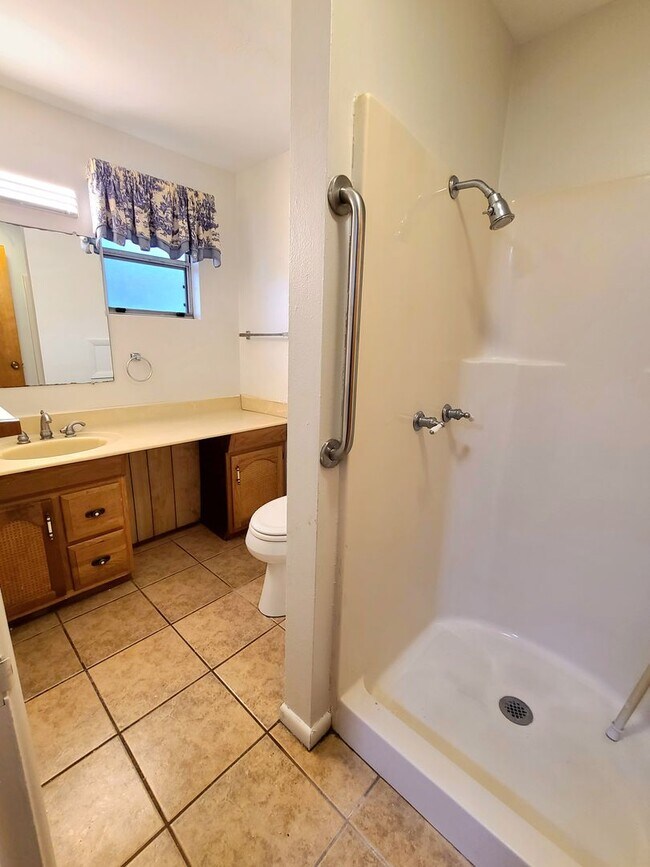 Building Photo - 2315 Pine Crest Dr