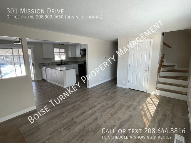 Building Photo - Amazing 3 Bedroom w/ 2 Living Spaces Centr...