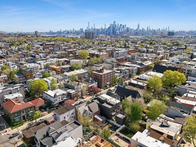 Building Photo - 169 Bowers St