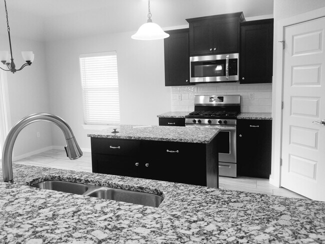 Building Photo - 500 Coconut Ln