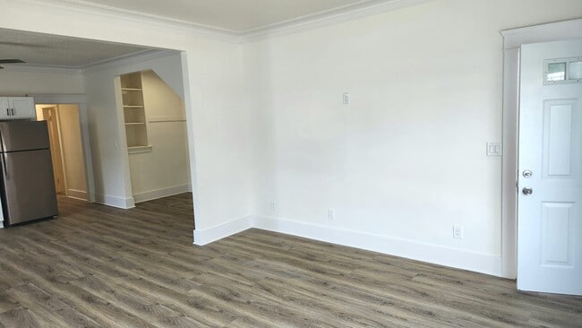 Building Photo - 3536 W 60th St