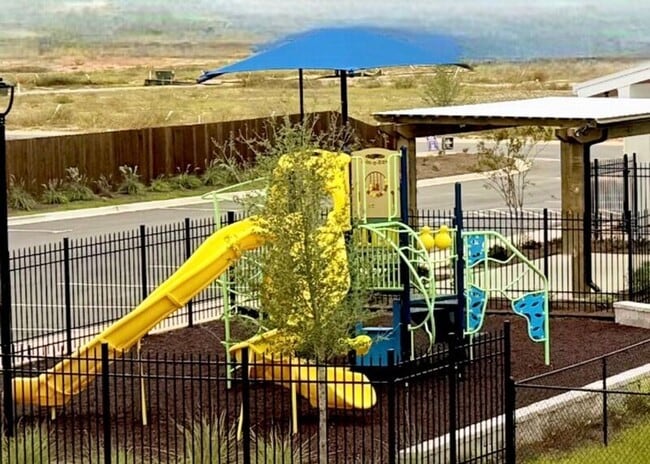 Building Photo - 2595 Cliff Hollow Cir