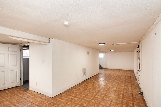 Building Photo - Comfortable 3 Bedroom 1 Bathroom Home