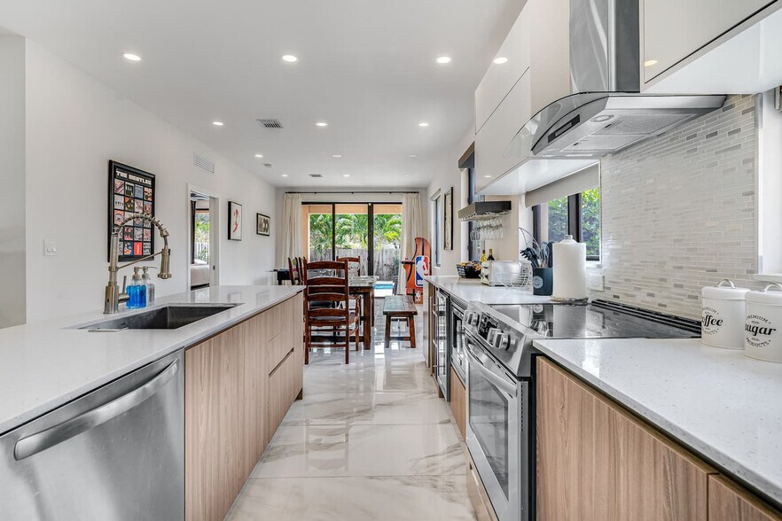 Building Photo - 828 SW 14th Ct