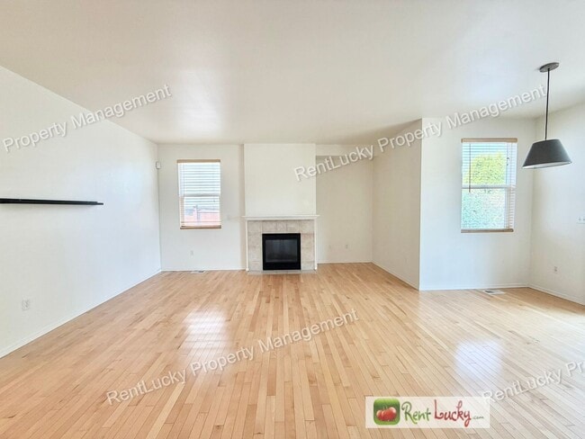 Building Photo - Beautiful 4 Bedroom Home in Lakeland Hills! High Ceilings, Natural Light, and Generous Layout!
