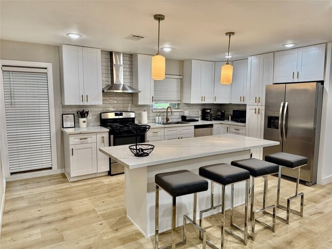 Primary Photo - 5455 Birdwood Rd