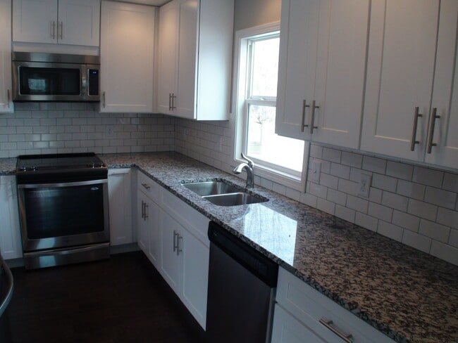 Building Photo - Charming Home Near Hessel Park