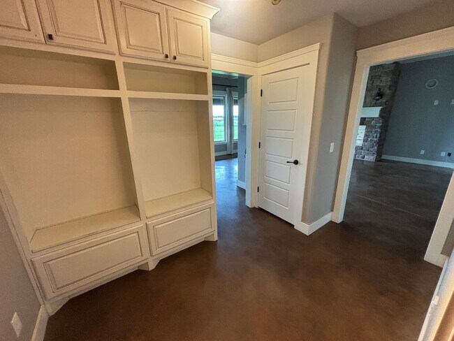 Building Photo - Need some space?? This is the place!!