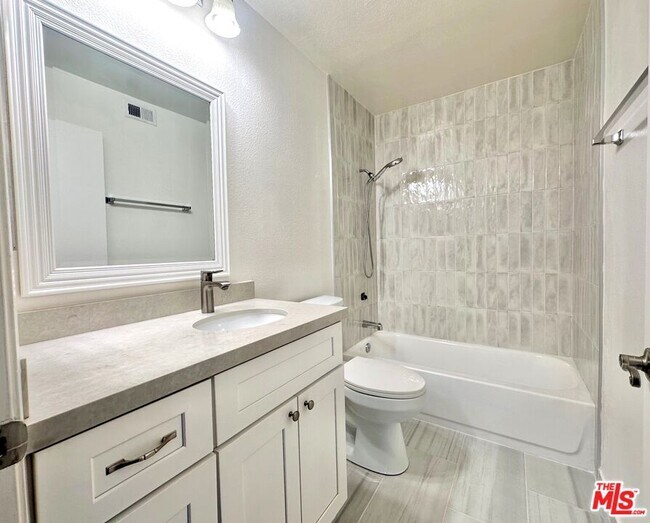 Building Photo - 909 Croft Ave