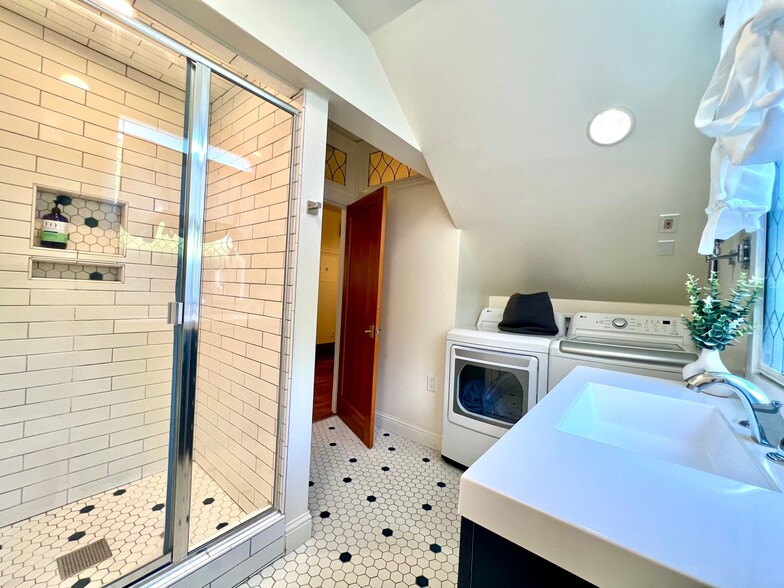 Building Photo - 814 Victorian Alley