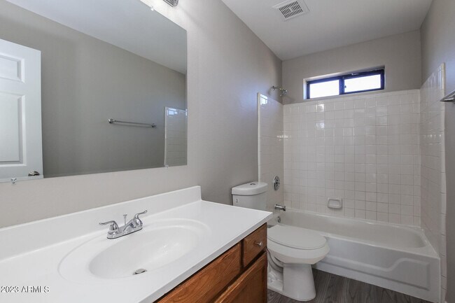 Building Photo - 6520 W Paradise Ln