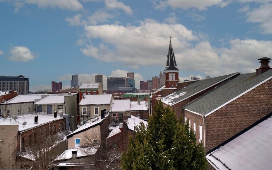 Rooftop Deck - 214 S Regester St