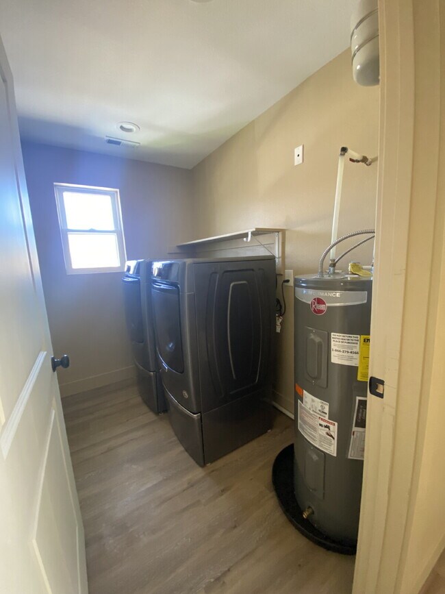 Building Photo - 2 Bedroom Duplex in Manitou - Prospect