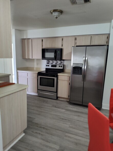 Building Photo - 5202 Oceanside Ct