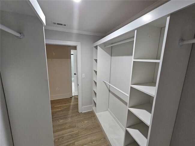 Building Photo - 1129 Graymont Dr SW