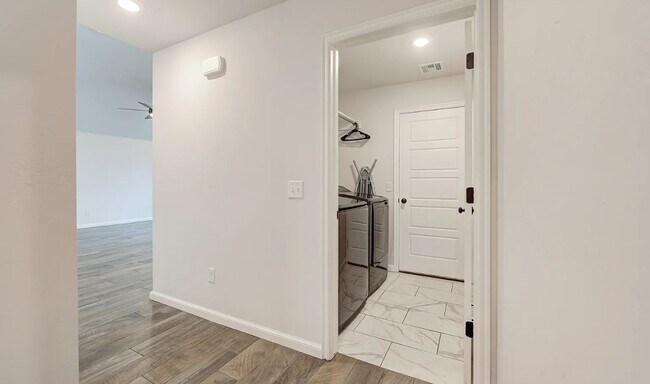 Building Photo - 4 Bedroom 2 Bathroom home with all appliances included