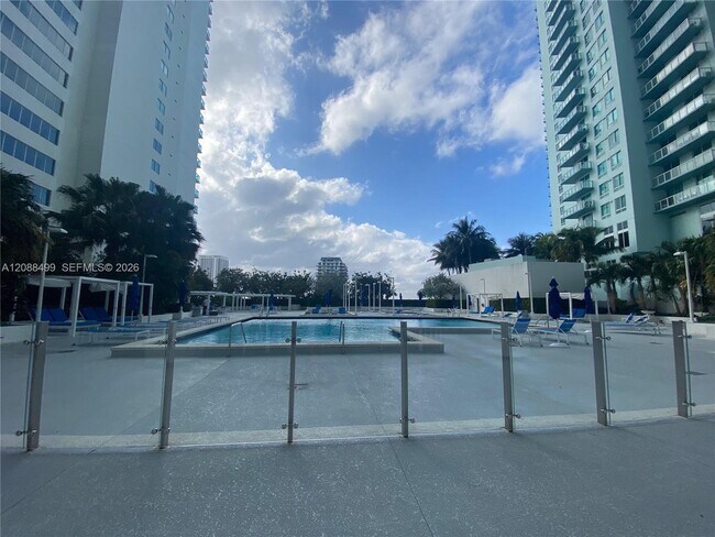 Building Photo - 1800 N Bayshore Dr
