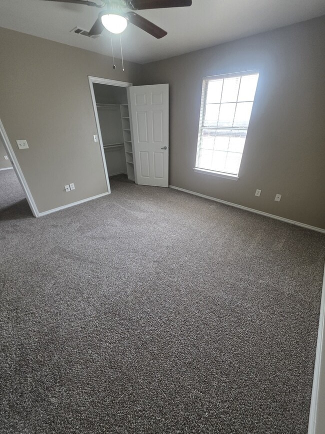 Building Photo - 3 bed 2 bath home