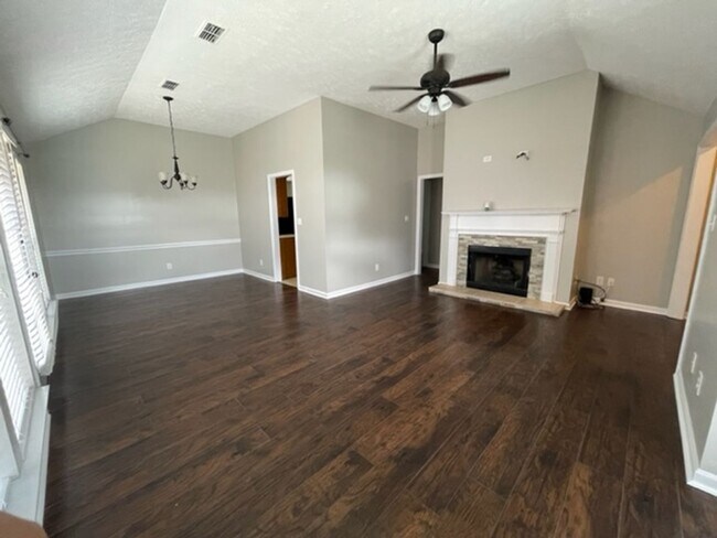 Building Photo - 1604 Queen Elizabeth Ct