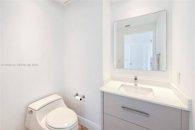 Building Photo - 781 Crandon Blvd