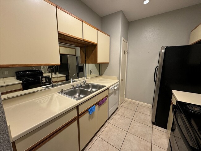 Building Photo - 9800 Pagewood Ln