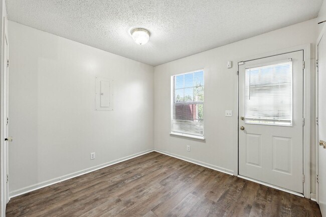 Building Photo - 285 State Line Rd