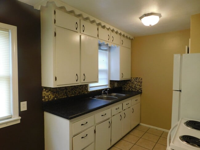 Building Photo - Beautifully remodeled 3 bedroom/1 bath hom...
