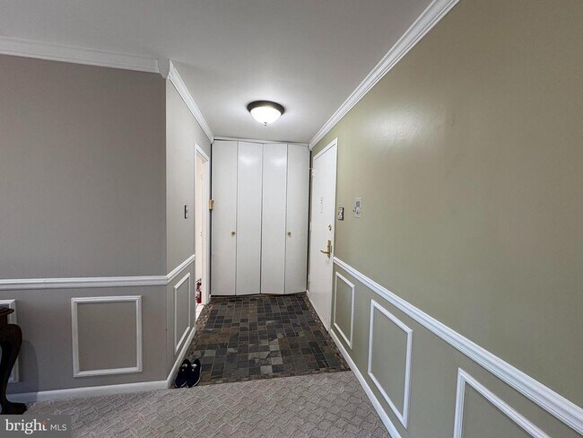 Building Photo - 1637 Oakwood Dr