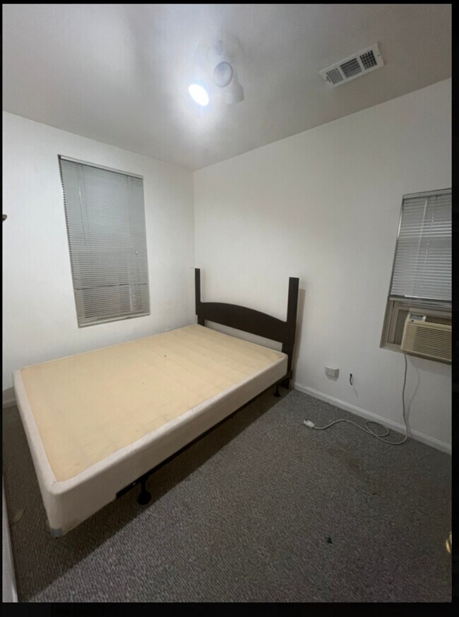 Building Photo - 821 N Hermitage Ave