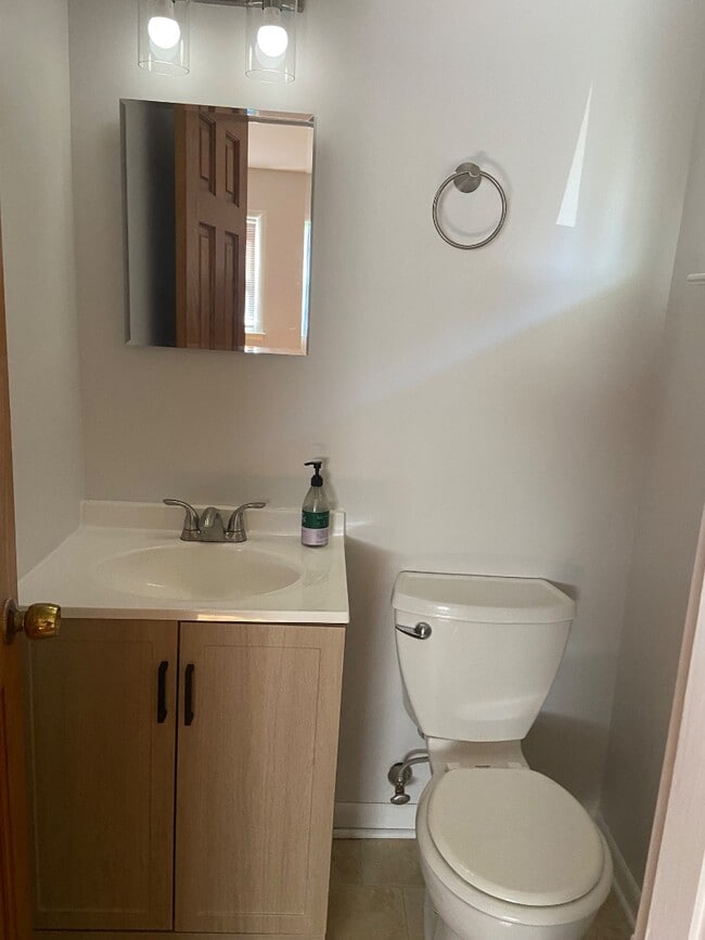 Building Photo - 253 Holly Ave