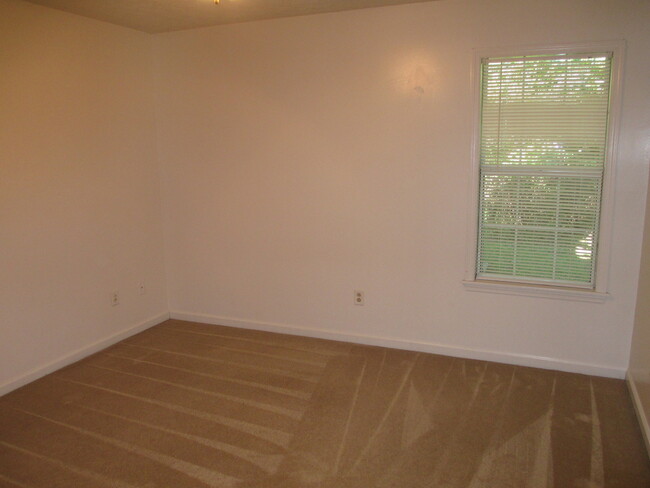 Building Photo - 2 Bedroom, 1 bath apartment - Downstairs Unit