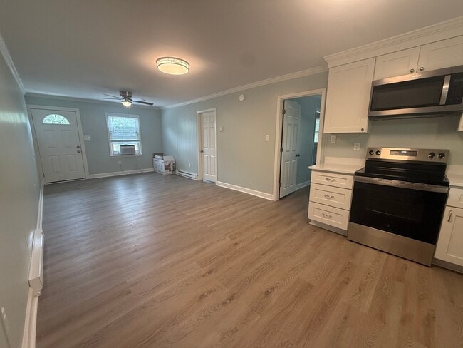 Building Photo - 120 N Pinewood Dr