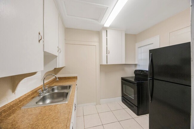 Building Photo - 2242 23rd Ave S