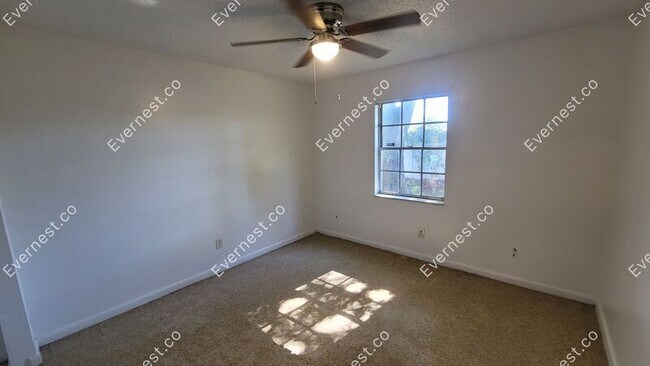 Building Photo - 3058 St Paul Dr