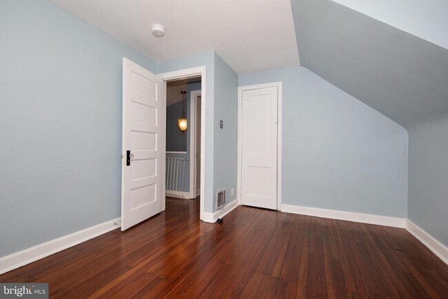 Building Photo - 732 N Tyson Ave