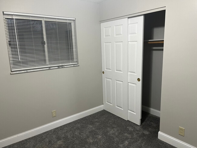 Building Photo - 858 Heatherstone Dr