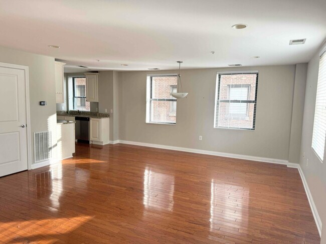 Building Photo - 350 N Meridian St