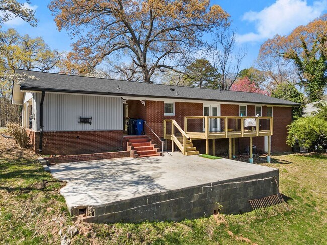 Building Photo - 3 Bedroom Lake Home In Gainesville!