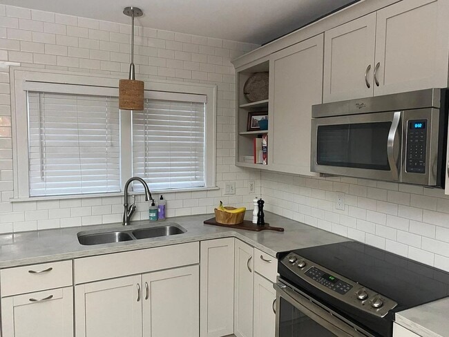 Building Photo - Spacious Downtown Indy Townhouse with Char...