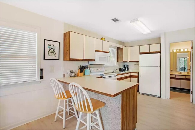Building Photo - Cute fully furnished 1-Bedroom Codo in Sea...